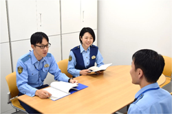 話し合いをする職員