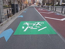 キッズゾーンの道路の写真